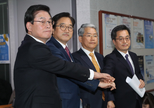 자유한국당 정우택(왼쪽부터), 더불어민주당 우원식, 국민의당 김동철 원내대표와 김동연 경제부총리 겸 기획재정부 장관이  4일 오후 국회에서 내년도 예산안 처리 합의문을 발표한 뒤 기념촬영을 하고 있다.